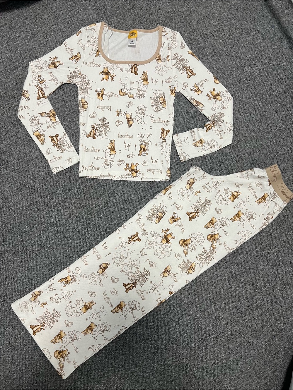 Winnie the Pooh Cream & Tan Printed Women’s Pajama Set Size 6